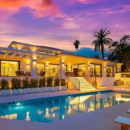Mercedes - Luxury 5-bedroom In Brisas,