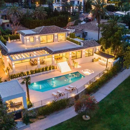 Mercedes - Luxury 5-bedroom In Brisas,