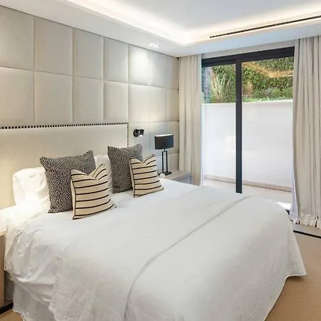 Mercedes - Luxury 5-bedroom In Brisas, *