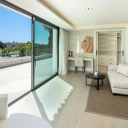 Mercedes - Luxury 5-bedroom In Brisas,