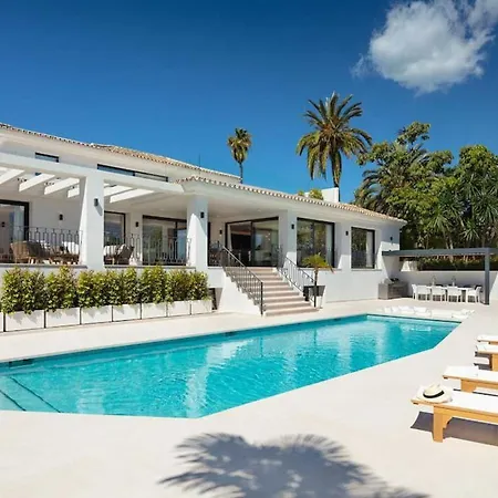 Mercedes - Luxury 5-bedroom In Brisas, Marbella